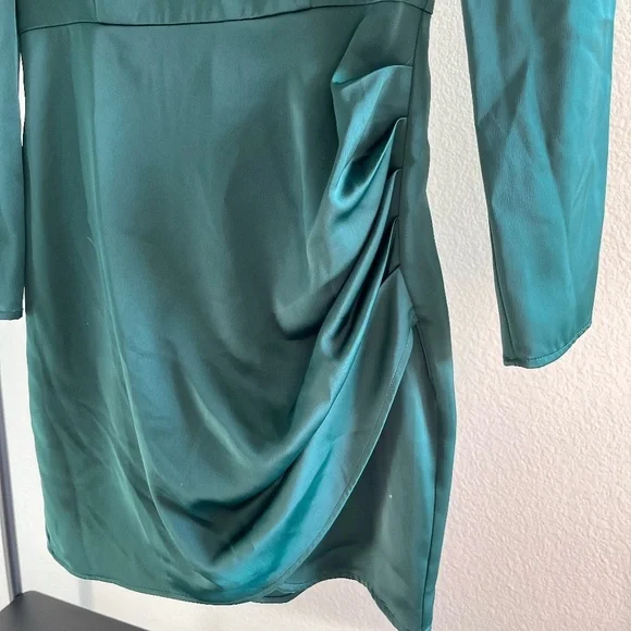 GIANNI BINI | Emerald Satin Ruched Puff Shoulder Mini Cocktail Dress | Size 2 - Picture 4 of 10